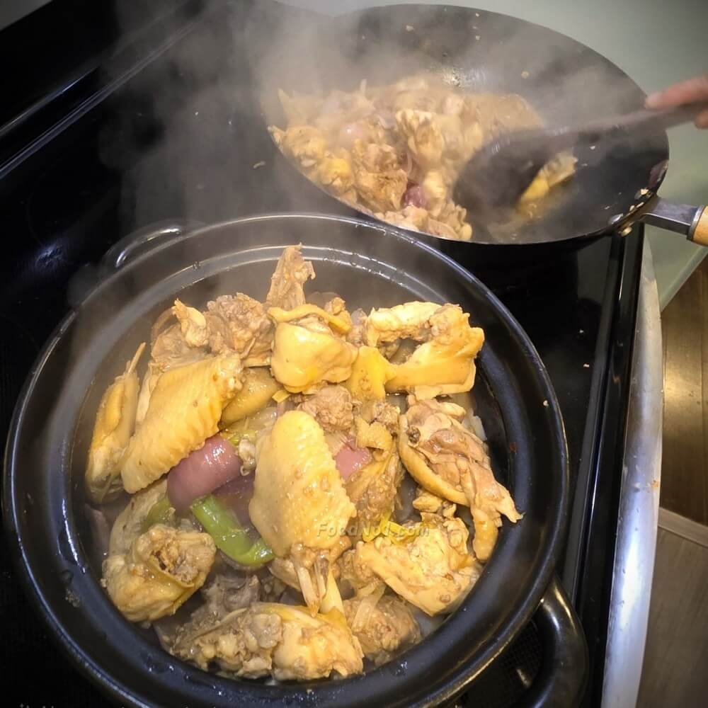 啫啫雞煲-瓦煲必須徹底加熱，才能發出「啫啫」聲響