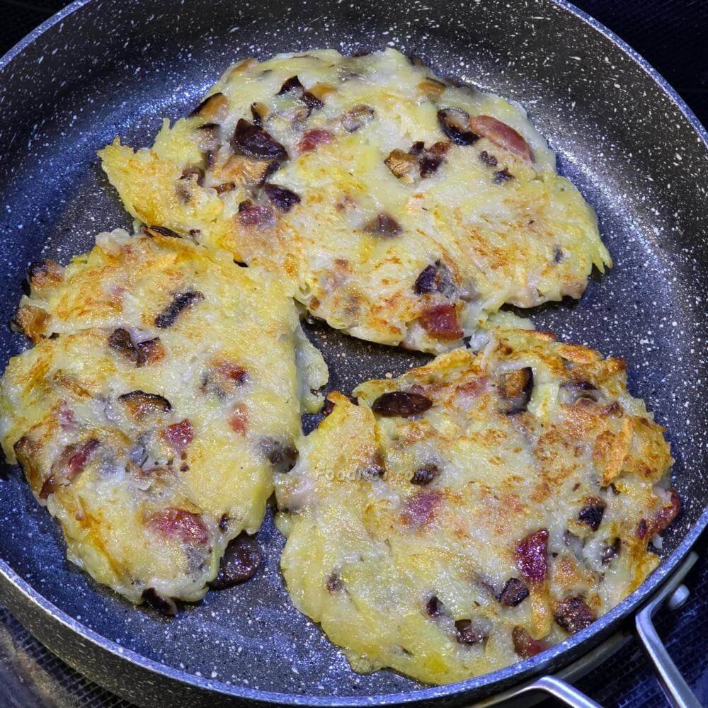 金黃臘味蘿蔔薯仔餅-中火慢煎