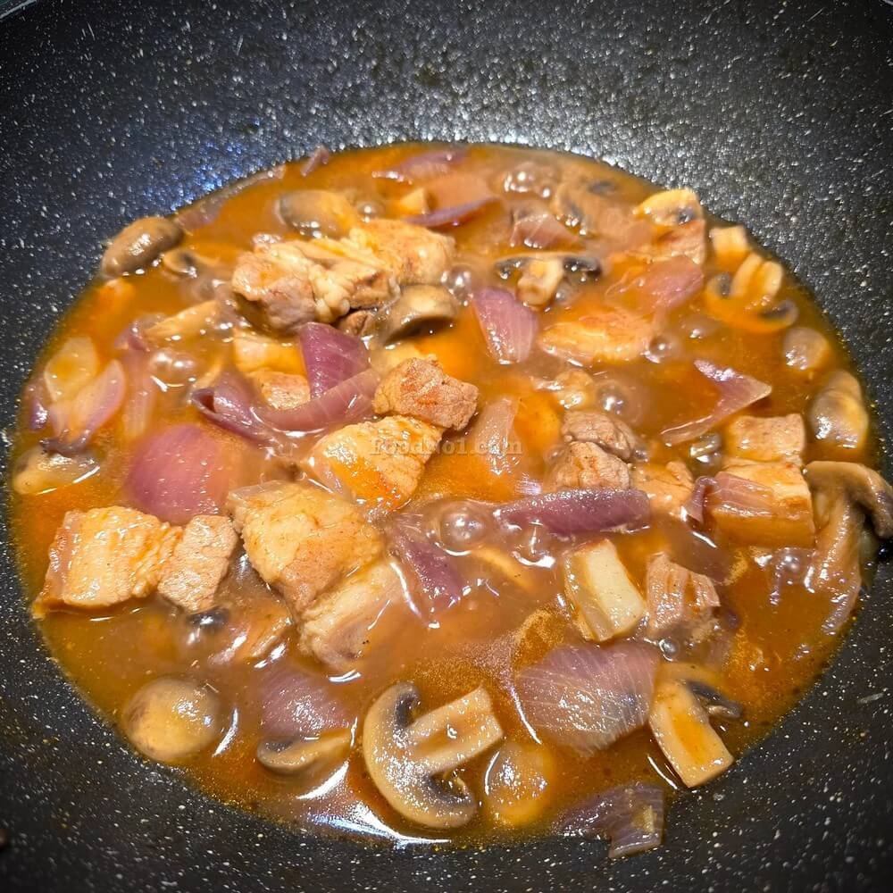 蘑菇薯條燜五花腩-燜好大火收汁