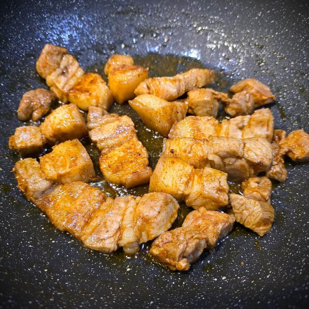 蘑菇薯條燜五花腩-焦香的醃製五花腩