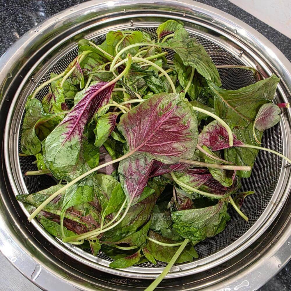 鹽水浸莧菜10分鐘,多次清洗去泥