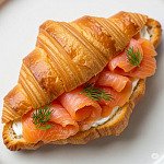 早餐牛角包配煙三文魚