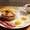 美式早餐盤：煎雙蛋、煙肉、鬆餅