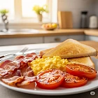 香脆煙肉炒蛋早餐盤