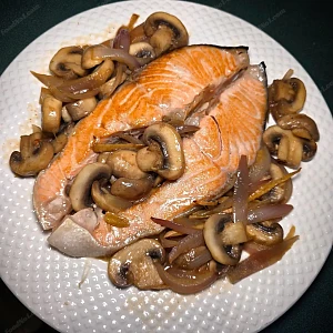 洋蔥蘑菇燴三文魚扒——理氣溫中