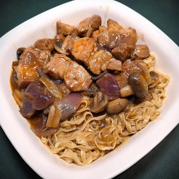 蘑菇薯條燜五花腩